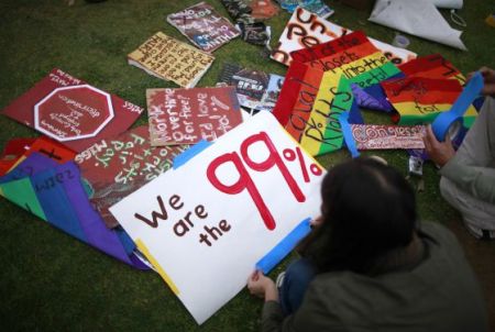 Manifestantes del movimiento Ocupa Wall Street en mayo de 2012 en Santa Mónica. / Lucy Nicholson (Reuters) por EL PAIS